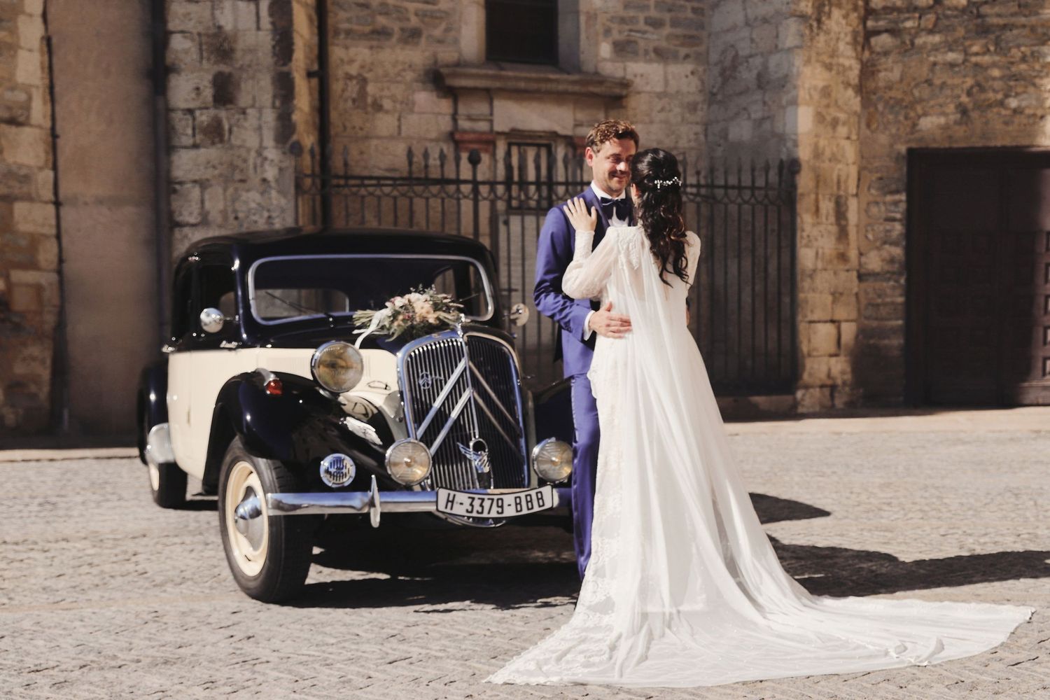 Imagen artística de boda capturada por BOAfoto, celebración elegante y emotiva con el coche historico, Vitoria, Álava, País Vasco