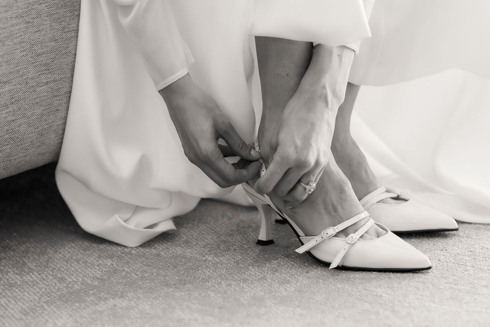 Détails en noir et blanc des préparatifs de la mariée