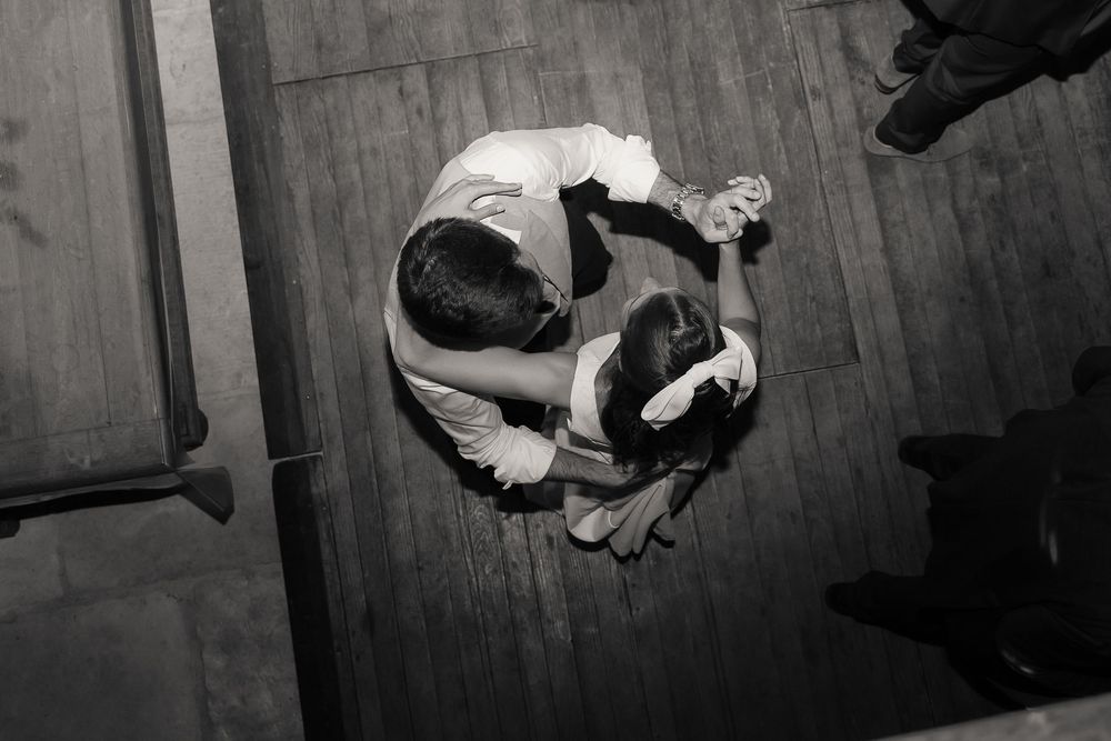 Photo en noir et blanc de la valse des mariés