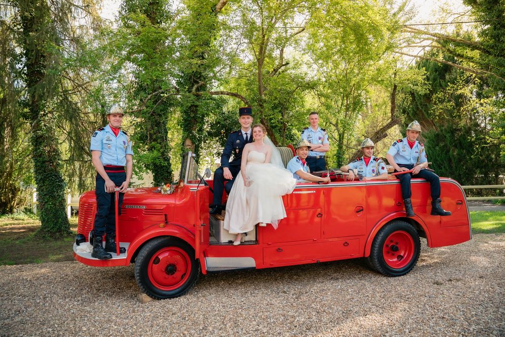 Photo de groupe réalisés en extérieur lors d'un mariage dans un cadre naturel