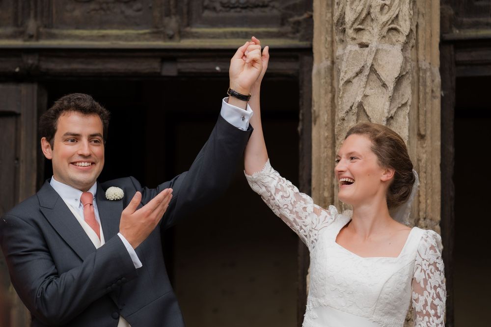 Couple sortant de leur messe de mariage