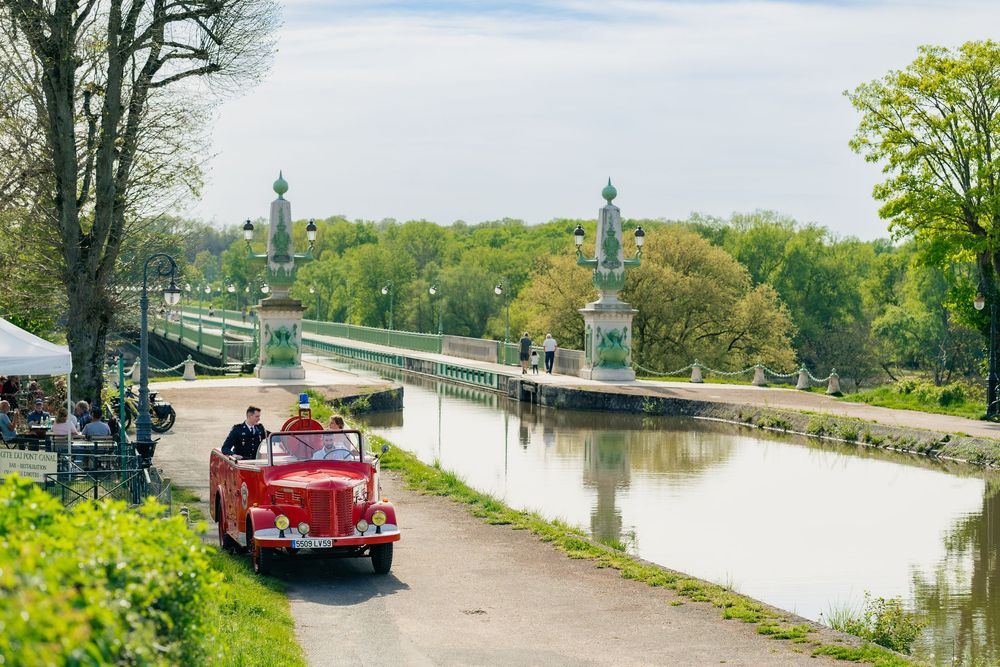 Photo avec la voiture des mariés