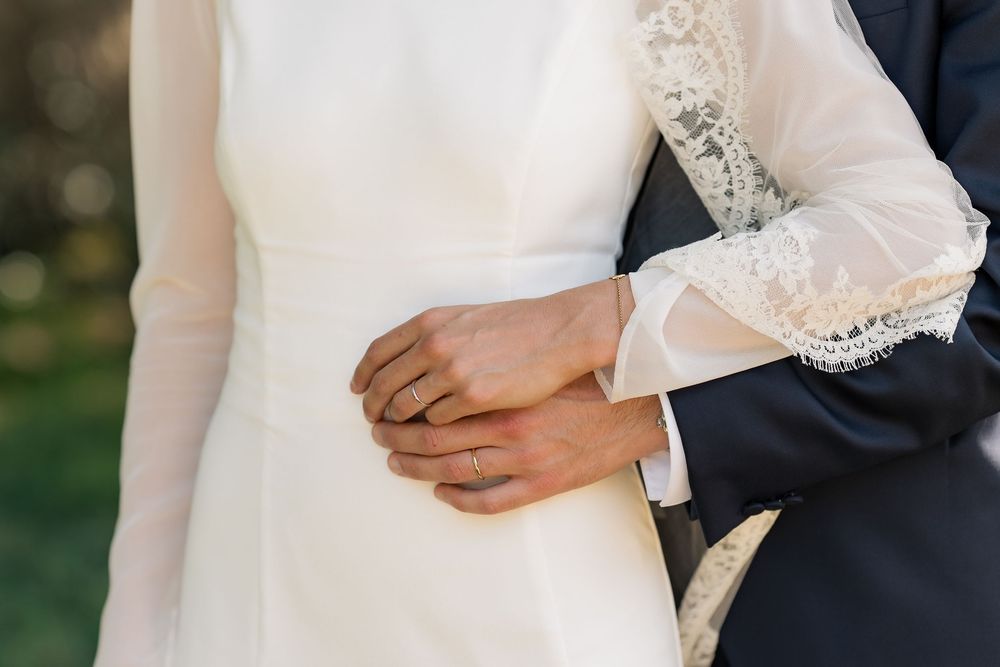 Gros plan sur les mains des mariée