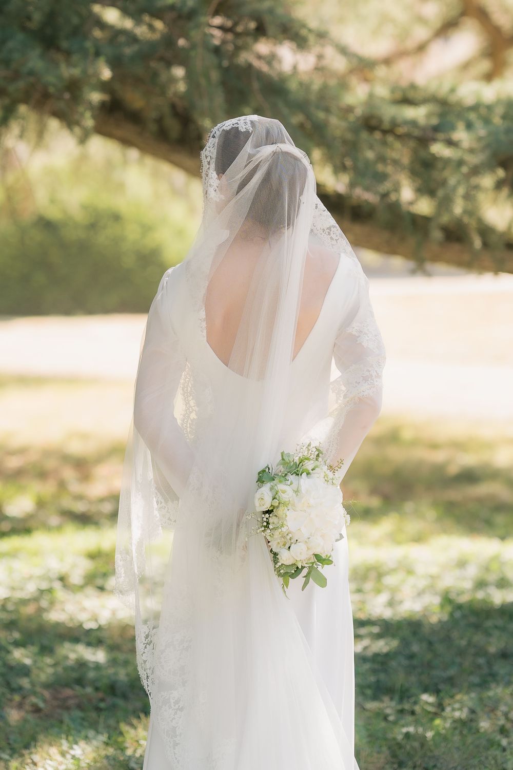Mariée posant avec son bouquet