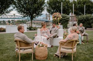 K Herman Photography captures lounging wedding party on chairs by @primetimepartyandeventrental