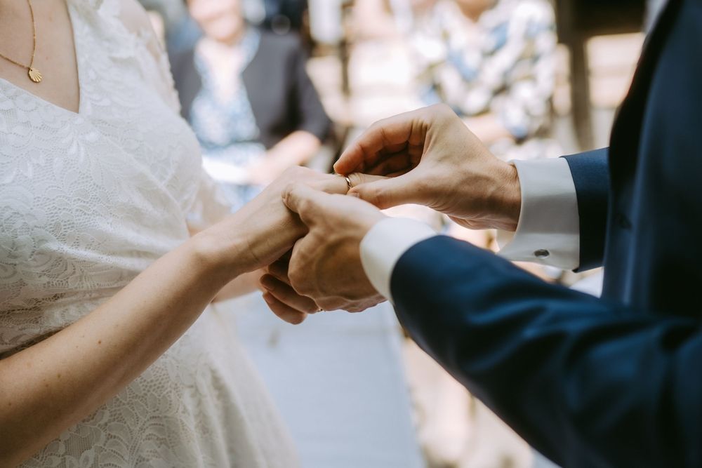 die Ringe werden angesteckt