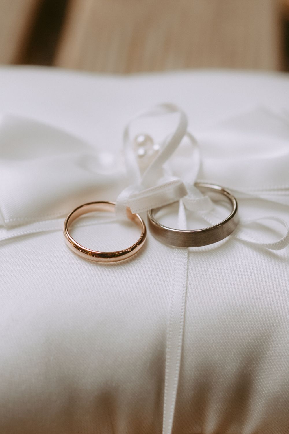Detailfoto der Ringe auf Ringkissen
