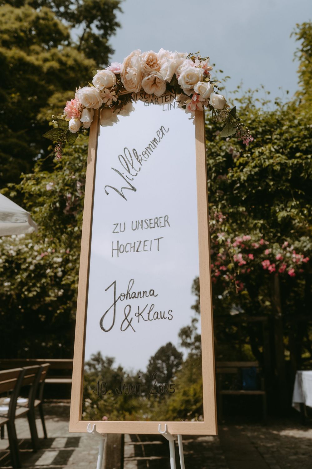 Spiegel, auf dem "Willkommen zu unserer Hochzeit" steht