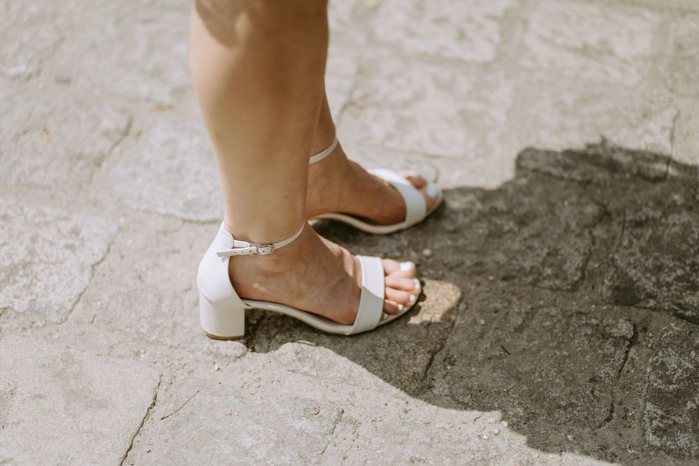 Detailfoto der Schuhe der Braut
