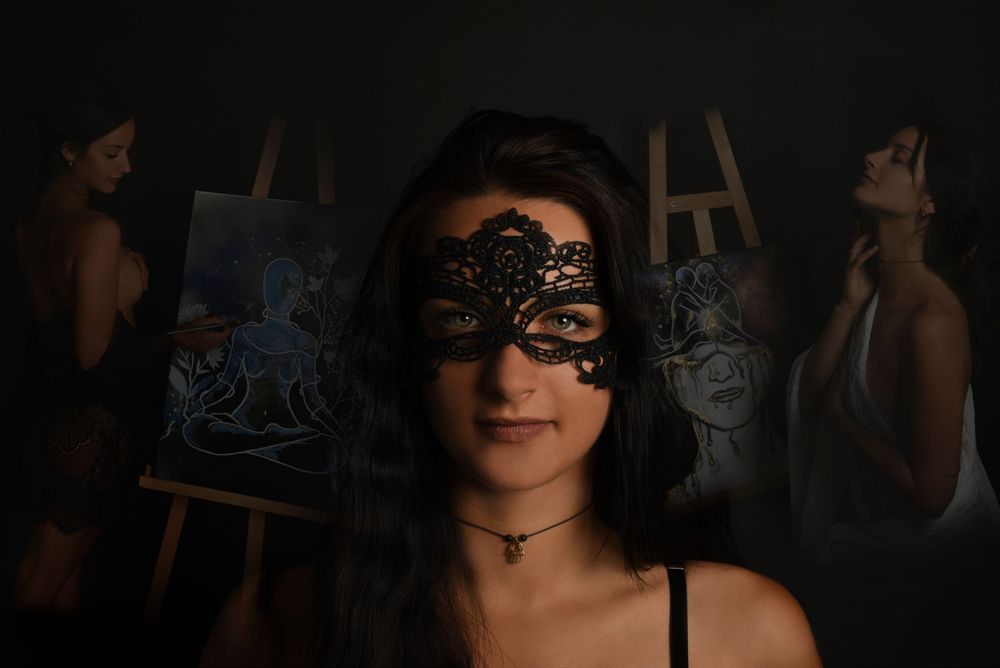 Fine Art Fotografie. Dark artistic portrait showing a black lace mask against the background of two other women posing.