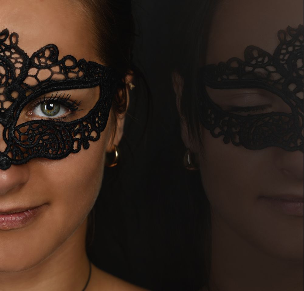 Fine Art Fotografie. Close-up of an intricate black lace masquerade mask with delicate floral patterns.