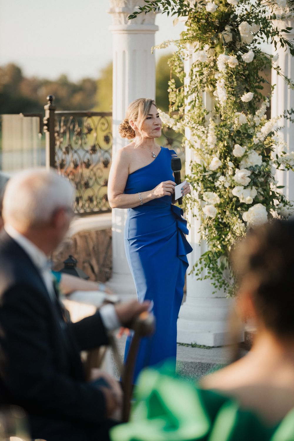 mother of the bride doing a speech