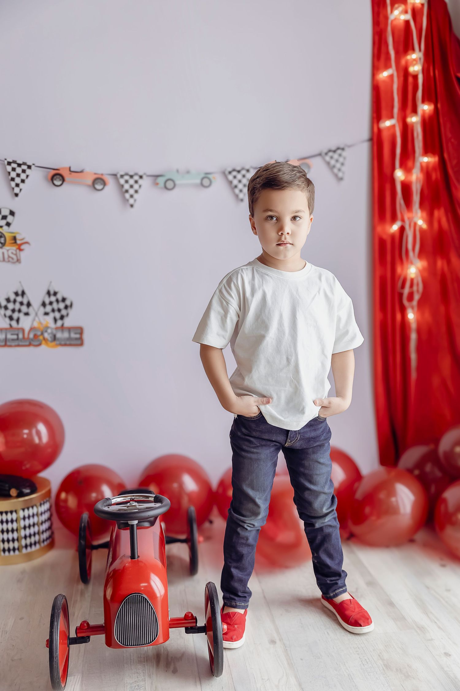 Imagenes de nino de 5 anos con carrito de carrera y globos rojos fotografia de luz natural