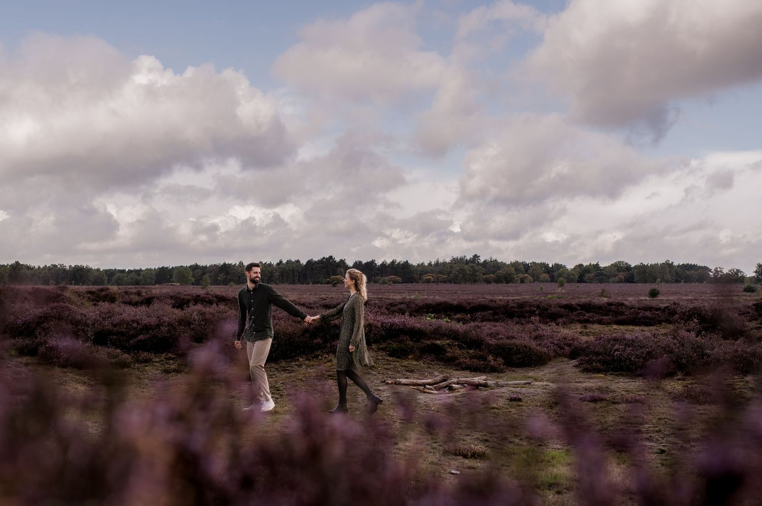 Lachende bruid en bruidegom lachen tijdens de pre-weddingshoot, gefotografeerd door christelijke trouwfotograaf bij 't Bluk in Laren
