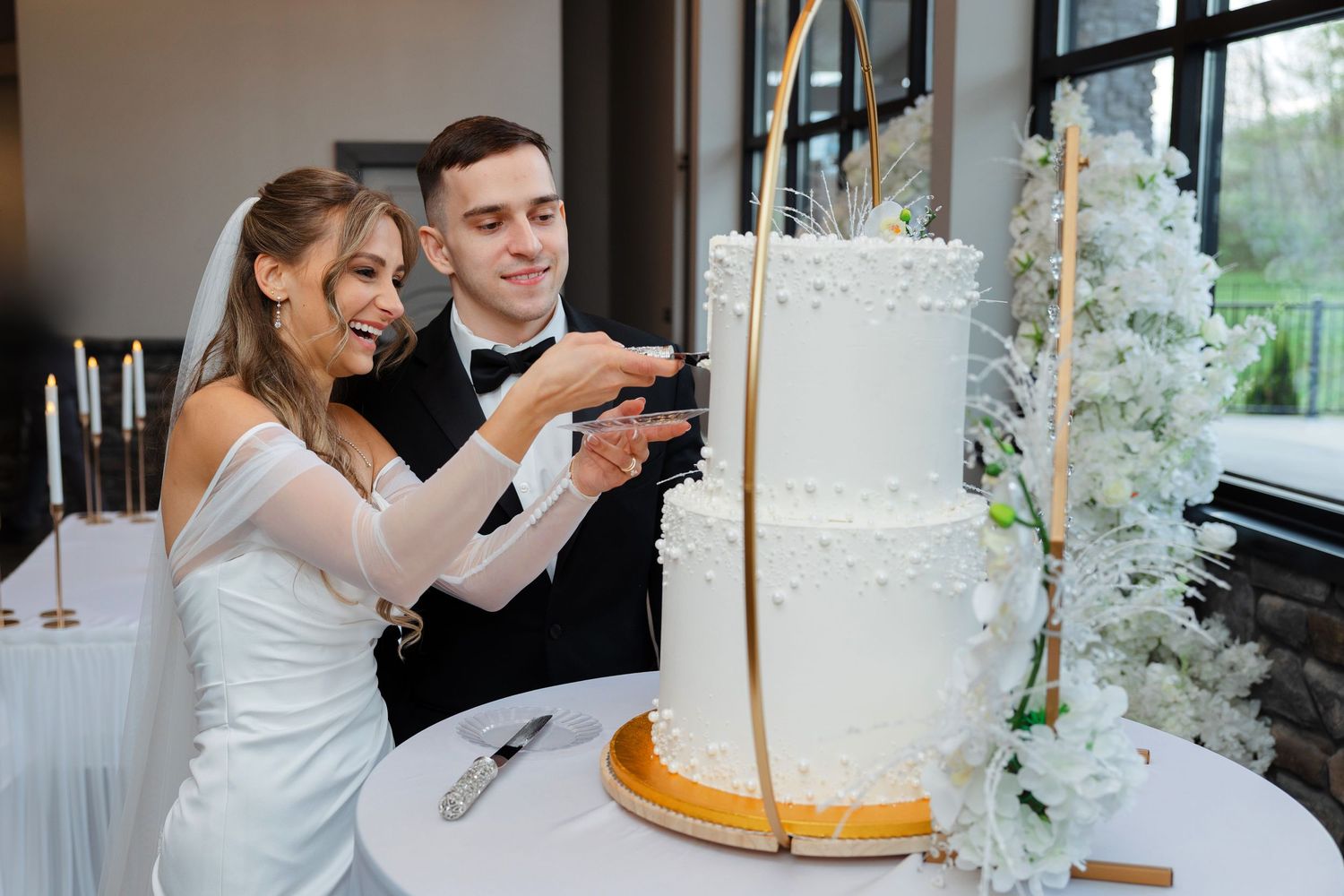 Wedding cake cutting at Reserve at Stone Creek in North Canton photographed by Tom Forrest from Hudson, Ohio.
