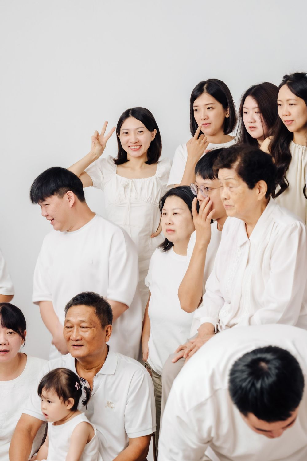 家庭寫真不只是拍照，而是記錄一家人相聚的時刻。從孩子的笑聲、長輩的陪伴，到彼此自然互動的片段，我們以不刻意的方式捕捉真實情感，留下多年後依然能感受溫度的家庭影像。渴望影像不追求完美表現，而是記錄關係本身。我們會依每位成員的個性調整引導方式，讓每個人都能在舒服的狀態下被拍攝。