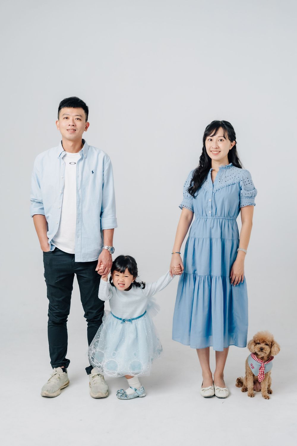 渴望影像家庭寫真，以純白攝影棚拍攝全家福，記錄父母、孩子與毛孩之間自然流動的情感。我們提供寵物友善攝影棚，讓毛孩安心參與拍攝，在輕鬆、不刻意擺拍的氛圍中，留下屬於全家人的溫柔紀念。捕捉一家人與毛孩自在相處的畫面，透過自然引導，留下溫暖、真實且不被打擾的全家福影像。