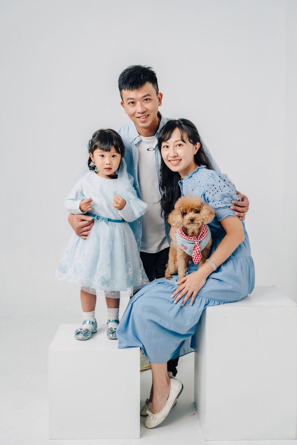 渴望影像家庭寫真，以純白攝影棚拍攝全家福，記錄父母、孩子與毛孩之間自然流動的情感。我們提供寵物友善攝影棚，讓毛孩安心參與拍攝，在輕鬆、不刻意擺拍的氛圍中，留下屬於全家人的溫柔紀念。捕捉一家人與毛孩自在相處的畫面，透過自然引導，留下溫暖、真實且不被打擾的全家福影像。
