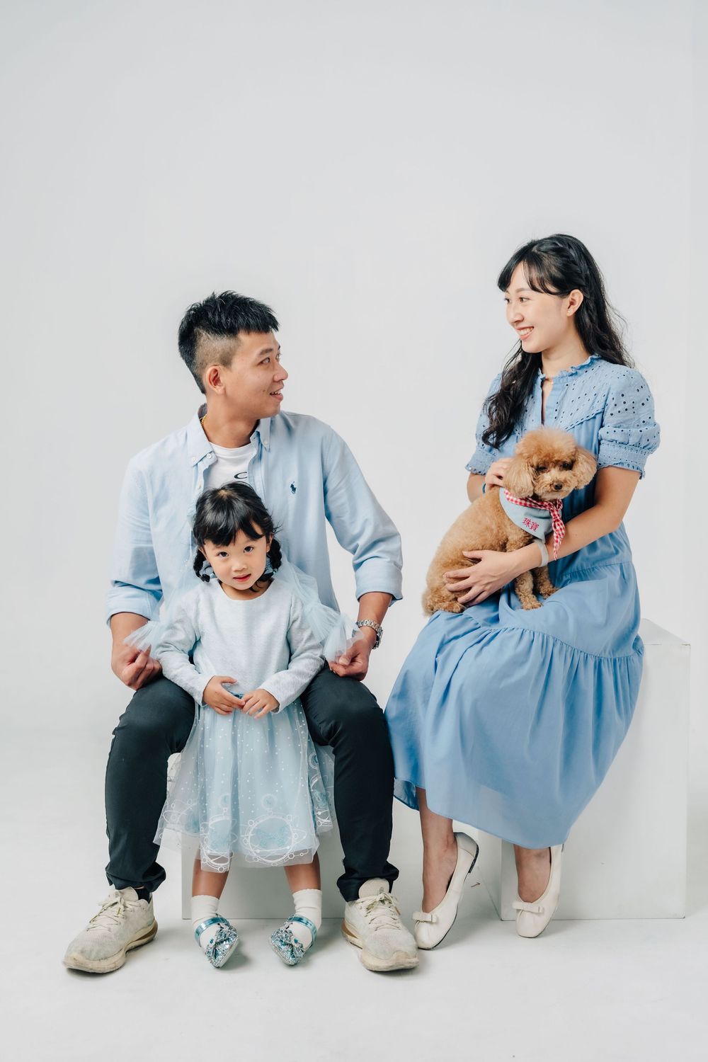 渴望影像家庭寫真，以純白攝影棚拍攝全家福，記錄父母、孩子與毛孩之間自然流動的情感。我們提供寵物友善攝影棚，讓毛孩安心參與拍攝，在輕鬆、不刻意擺拍的氛圍中，留下屬於全家人的溫柔紀念。捕捉一家人與毛孩自在相處的畫面，透過自然引導，留下溫暖、真實且不被打擾的全家福影像。