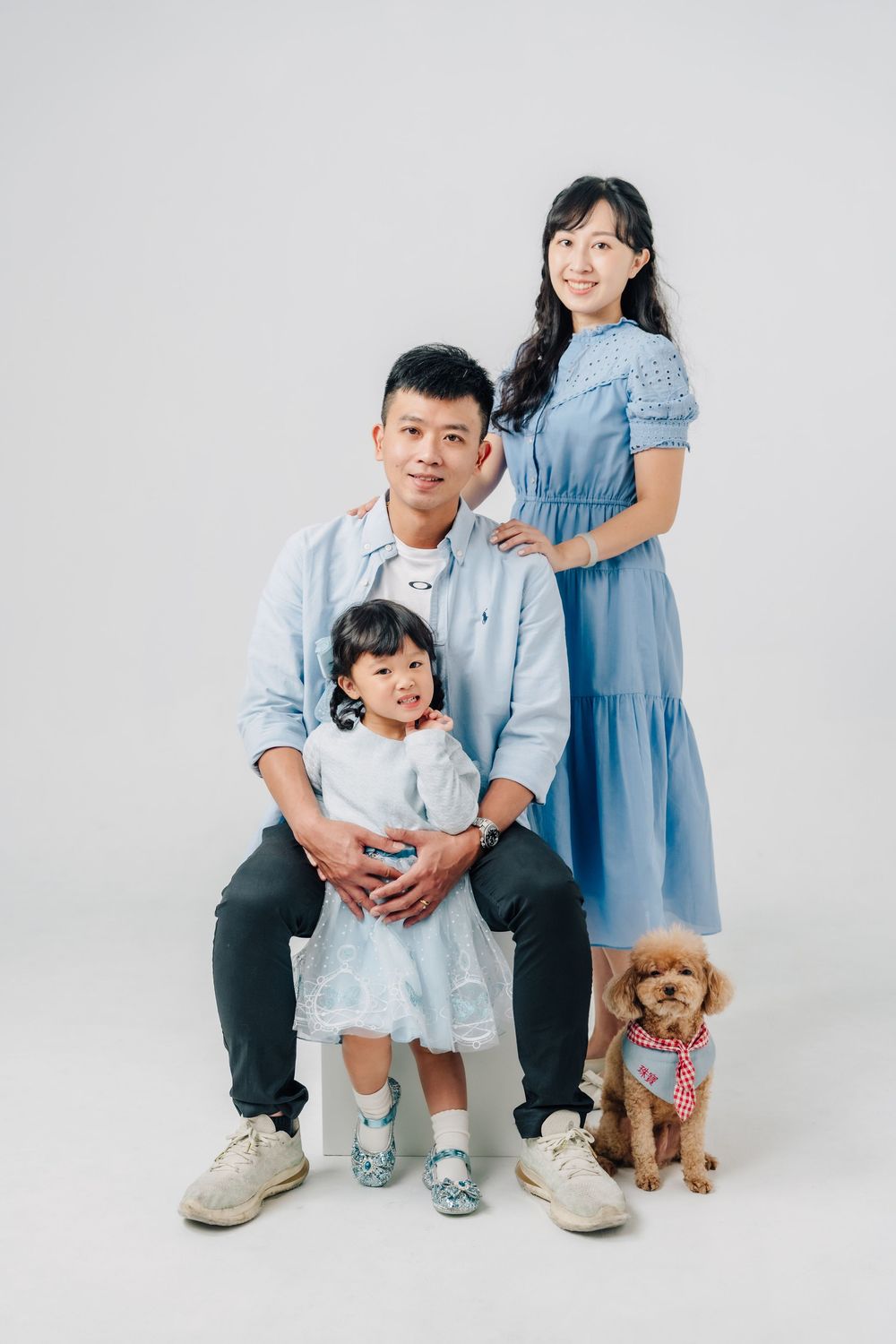 渴望影像家庭寫真，以純白攝影棚拍攝全家福，記錄父母、孩子與毛孩之間自然流動的情感。我們提供寵物友善攝影棚，讓毛孩安心參與拍攝，在輕鬆、不刻意擺拍的氛圍中，留下屬於全家人的溫柔紀念。捕捉一家人與毛孩自在相處的畫面，透過自然引導，留下溫暖、真實且不被打擾的全家福影像。