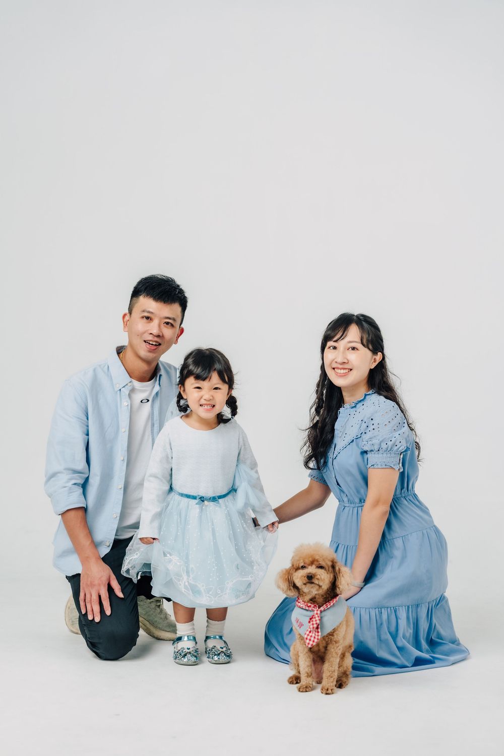 渴望影像家庭寫真，以純白攝影棚拍攝全家福，記錄父母、孩子與毛孩之間自然流動的情感。我們提供寵物友善攝影棚，讓毛孩安心參與拍攝，在輕鬆、不刻意擺拍的氛圍中，留下屬於全家人的溫柔紀念。捕捉一家人與毛孩自在相處的畫面，透過自然引導，留下溫暖、真實且不被打擾的全家福影像。