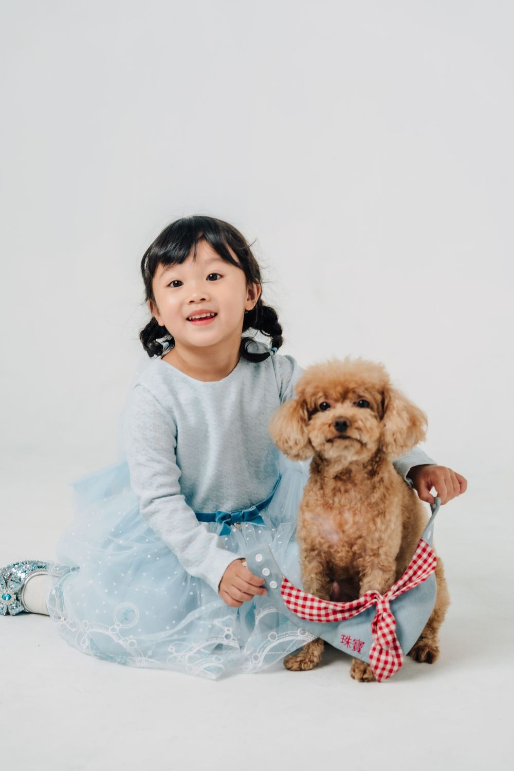 渴望影像家庭寫真，以純白攝影棚拍攝全家福，記錄父母、孩子與毛孩之間自然流動的情感。我們提供寵物友善攝影棚，讓毛孩安心參與拍攝，在輕鬆、不刻意擺拍的氛圍中，留下屬於全家人的溫柔紀念。捕捉一家人與毛孩自在相處的畫面，透過自然引導，留下溫暖、真實且不被打擾的全家福影像。
