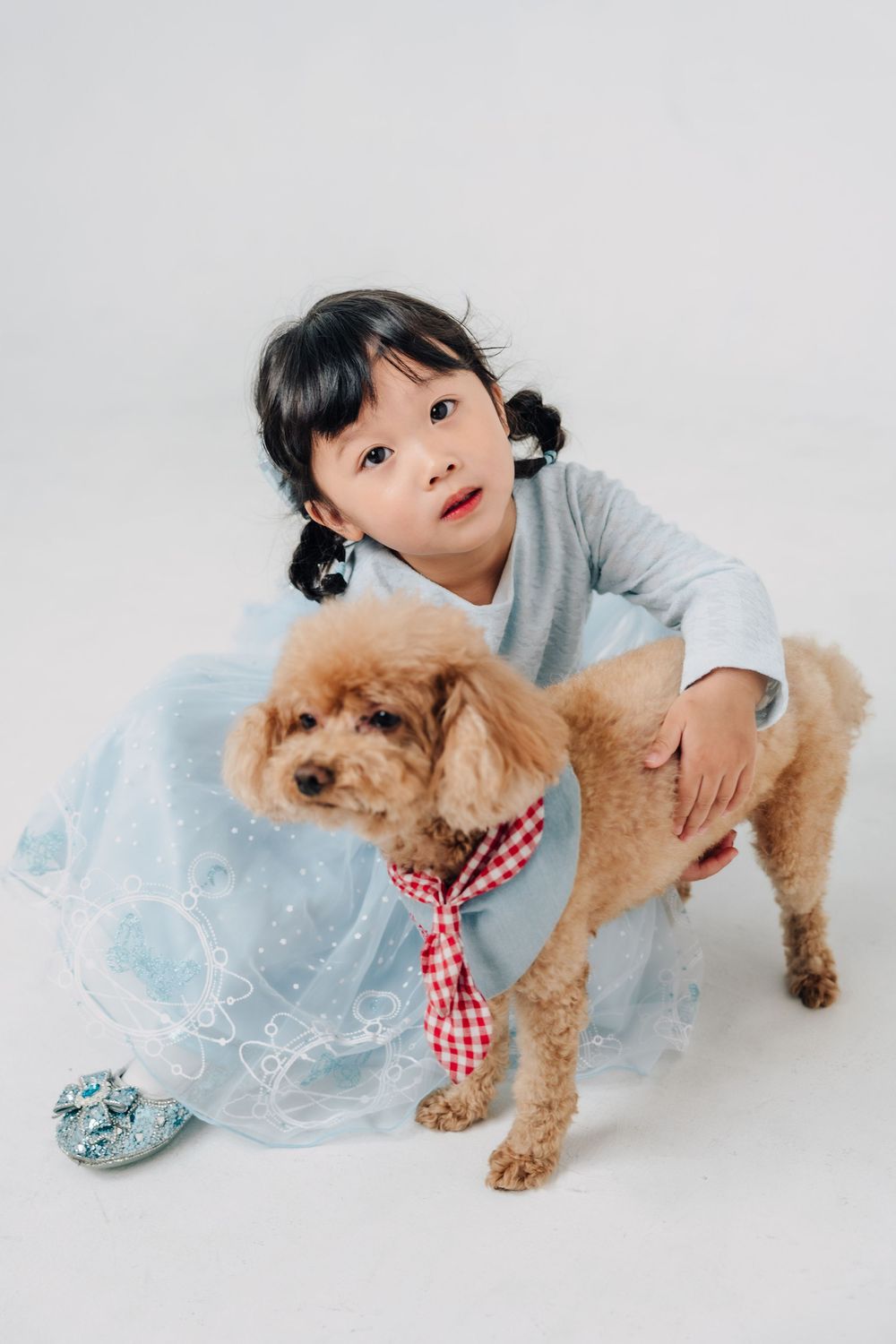 渴望影像家庭寫真，以純白攝影棚拍攝全家福，記錄父母、孩子與毛孩之間自然流動的情感。我們提供寵物友善攝影棚，讓毛孩安心參與拍攝，在輕鬆、不刻意擺拍的氛圍中，留下屬於全家人的溫柔紀念。捕捉一家人與毛孩自在相處的畫面，透過自然引導，留下溫暖、真實且不被打擾的全家福影像。