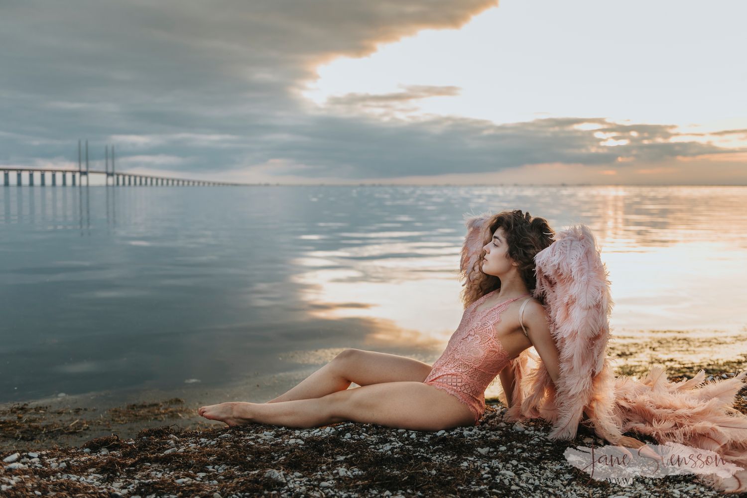 boho boudoir fotografering nere vid havet vid solnedgång