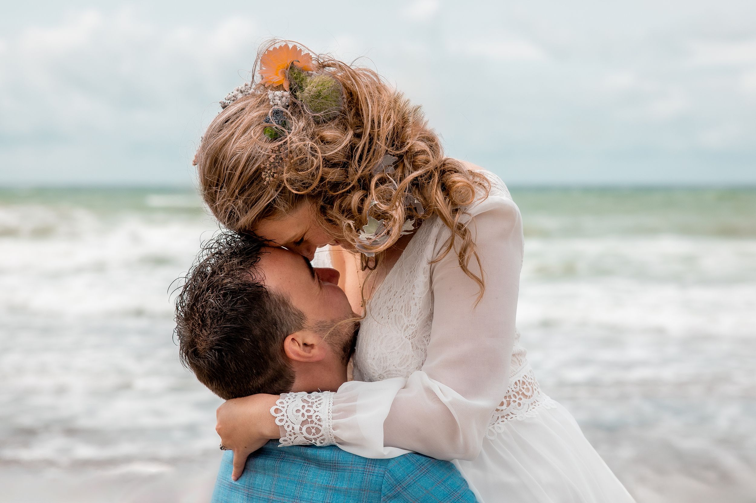 Jas Macca Photographe de mariage lumineux et moderne  Belgique Namur Luxembourg Jeune couple trentenaires session couple Couleurs pastelles.