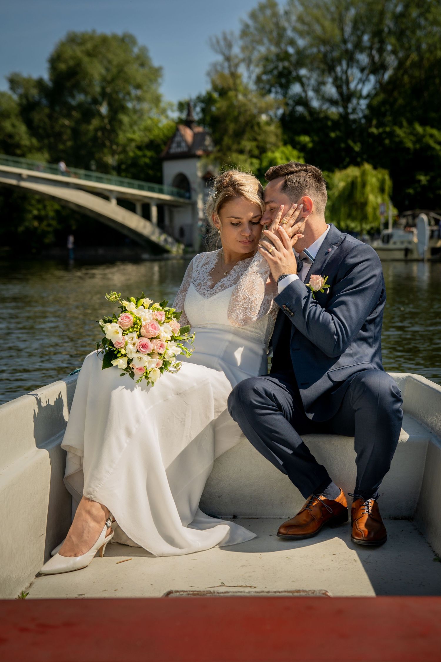 Romantische Hochzeitsfotos auf einem Ruderboot in Berlin mit einem preiswert Hochzeitsfotografen.