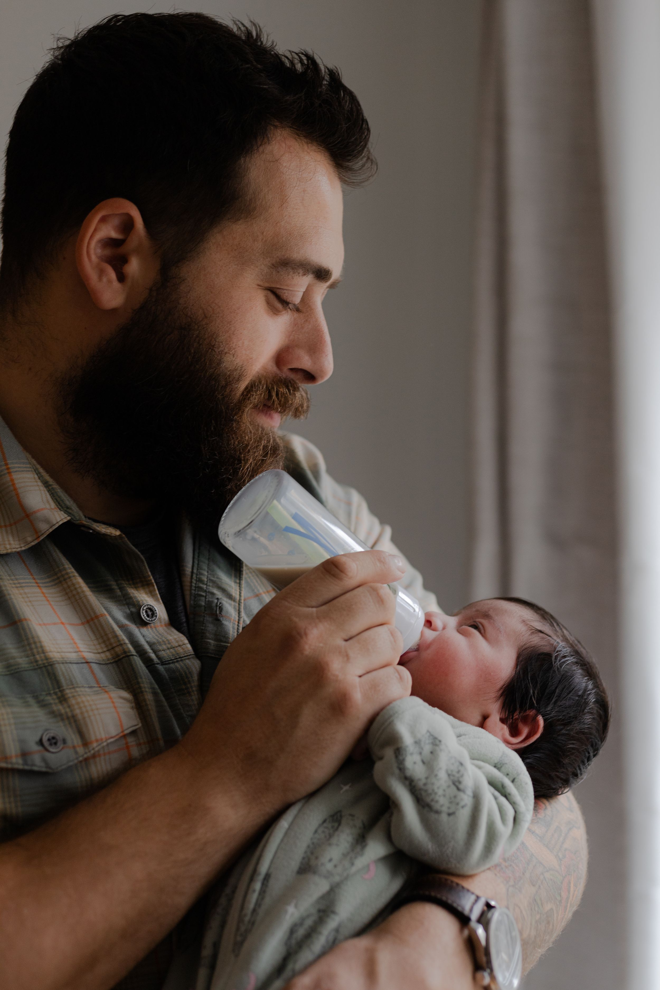 Jess Robyn Photography newborn session with Kitchener-Waterloo couple, at home newborn lifestyle session with their new baby girl.