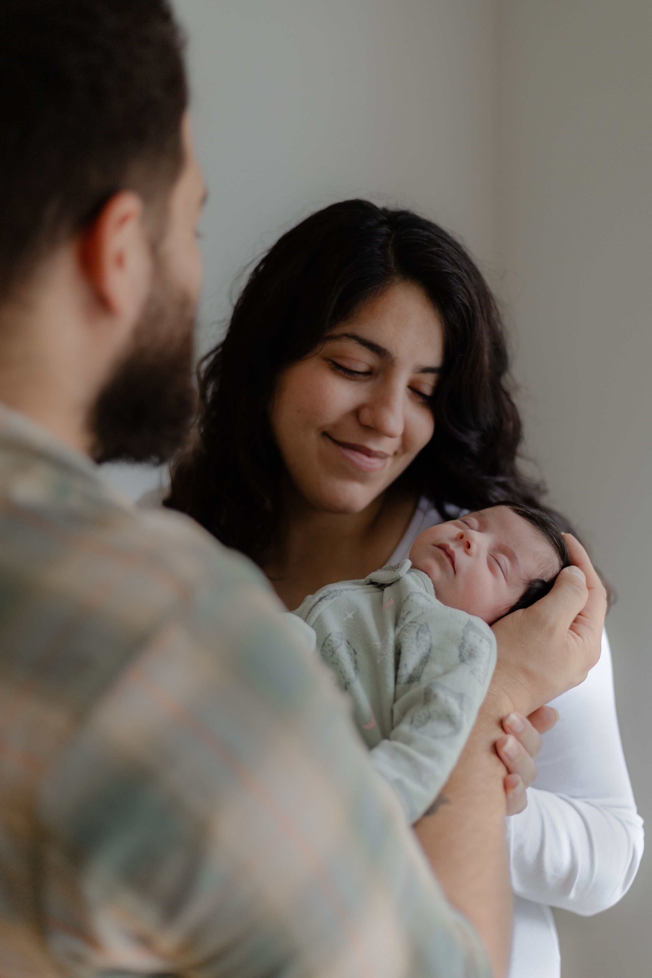 Jess Robyn Photography newborn session with Kitchener-Waterloo couple, at home newborn lifestyle session with their new baby girl.
