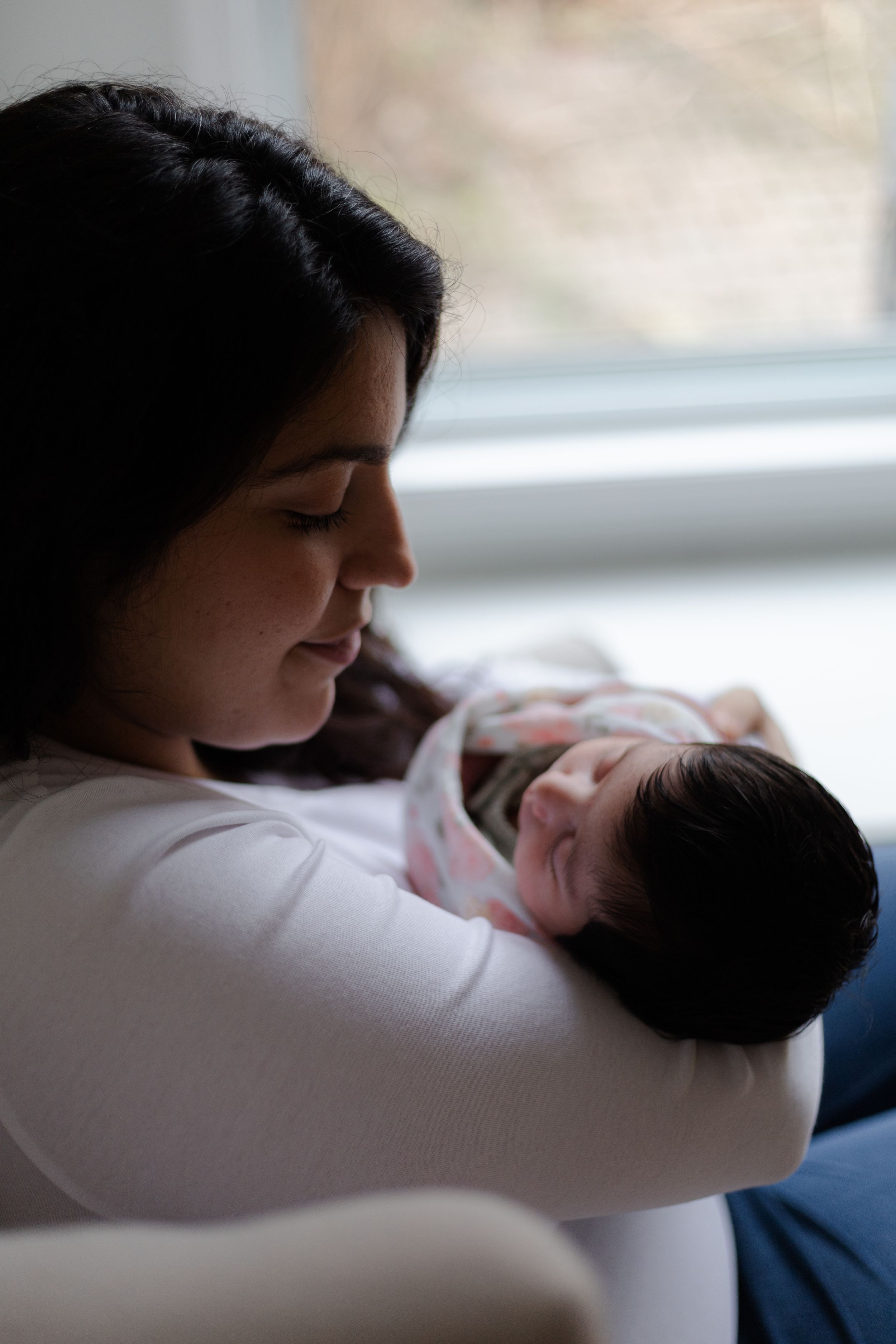 Jess Robyn Photography newborn session with Kitchener-Waterloo couple, at home newborn lifestyle session with their new baby girl.