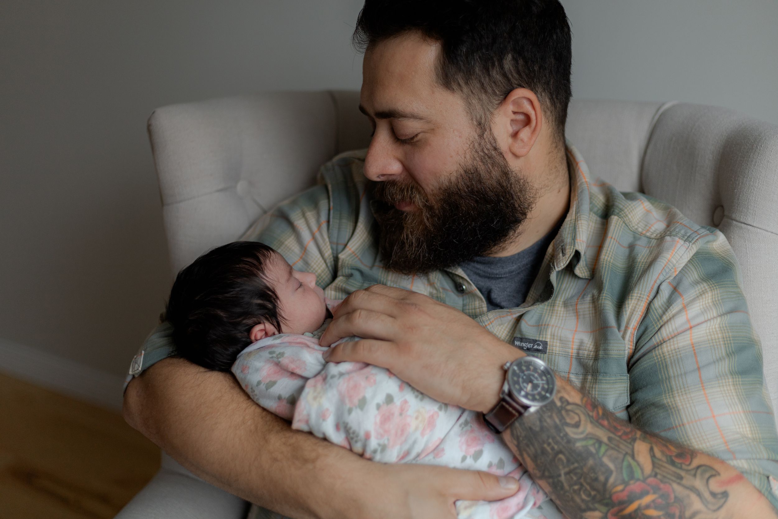 Jess Robyn Photography newborn session with Kitchener-Waterloo couple, at home newborn lifestyle session with their new baby girl.