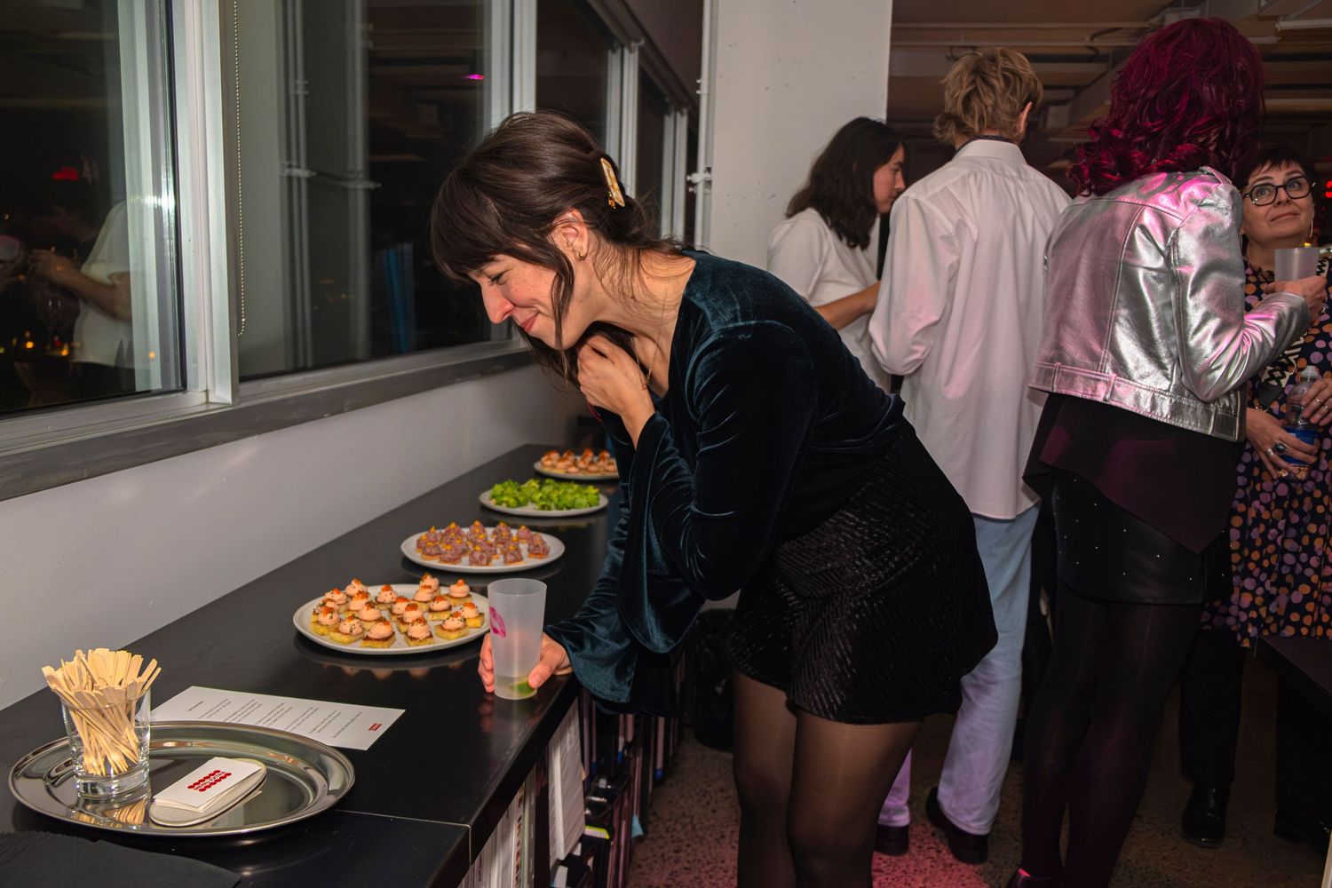 Événement corporatif à Montréal  - Corporate event in Montreal - femme regarde les choix de snacks pendant la fête de son travail