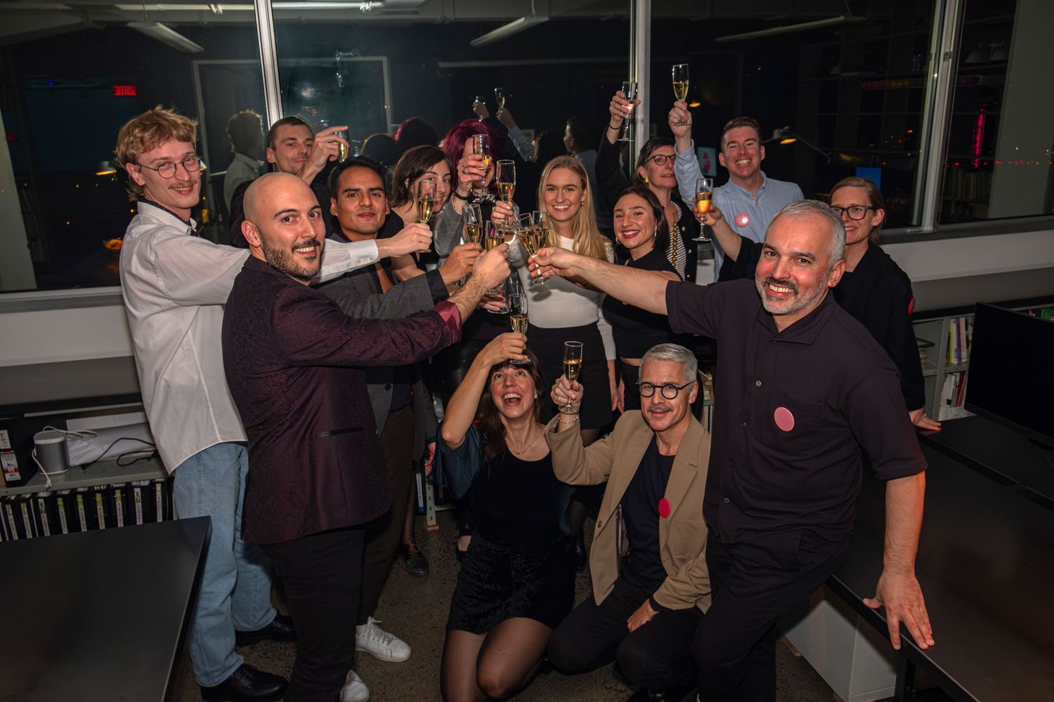 Événement corporatif à Montréal  - personnes souriants en train de faire un toast
Corporate event in Montreal