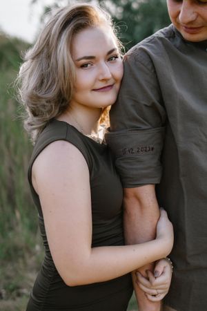 Portrétní fotografie při párovém focení v přírodě