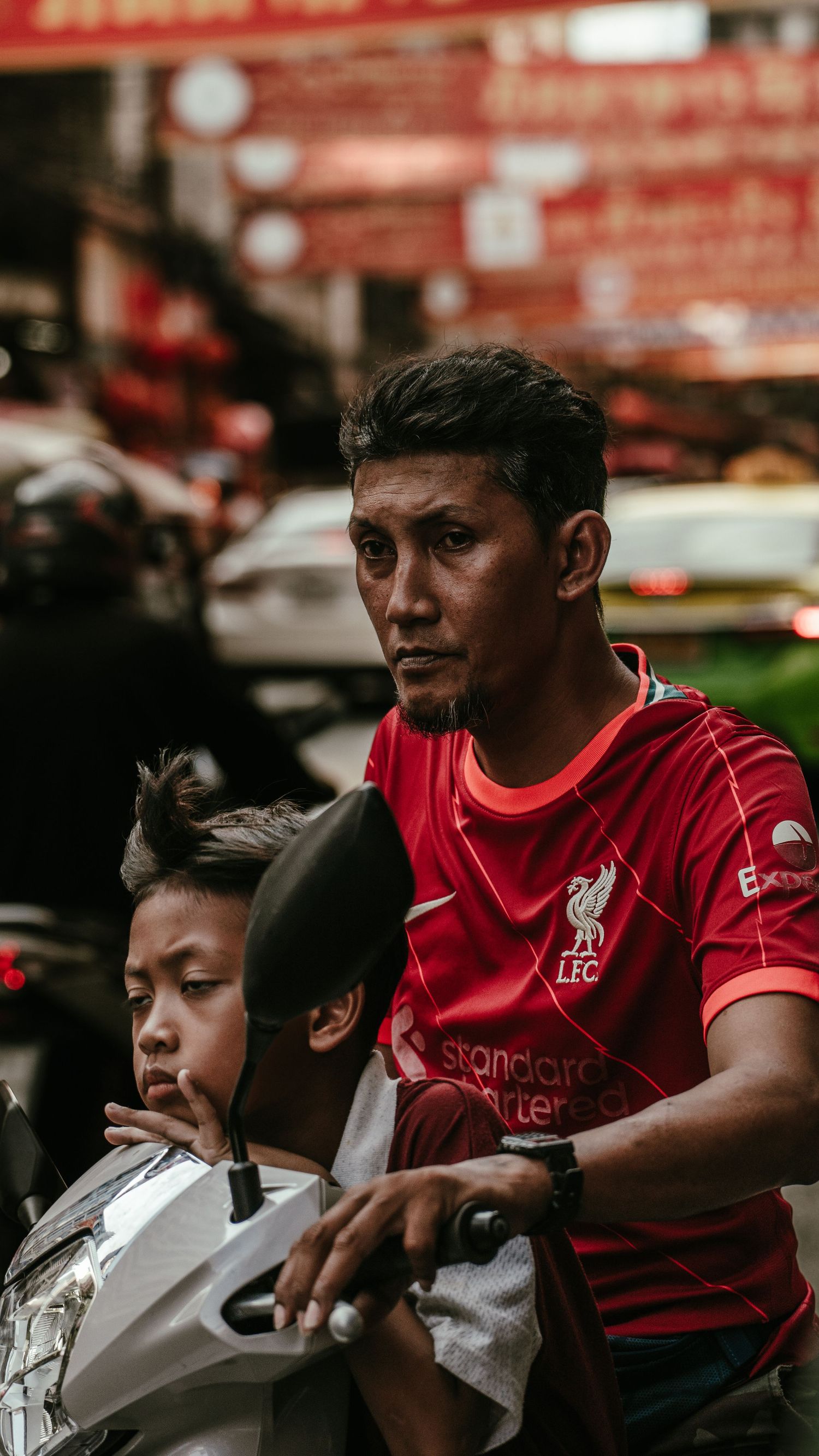 pere de famille avec son enfant en scooter à bamgkok