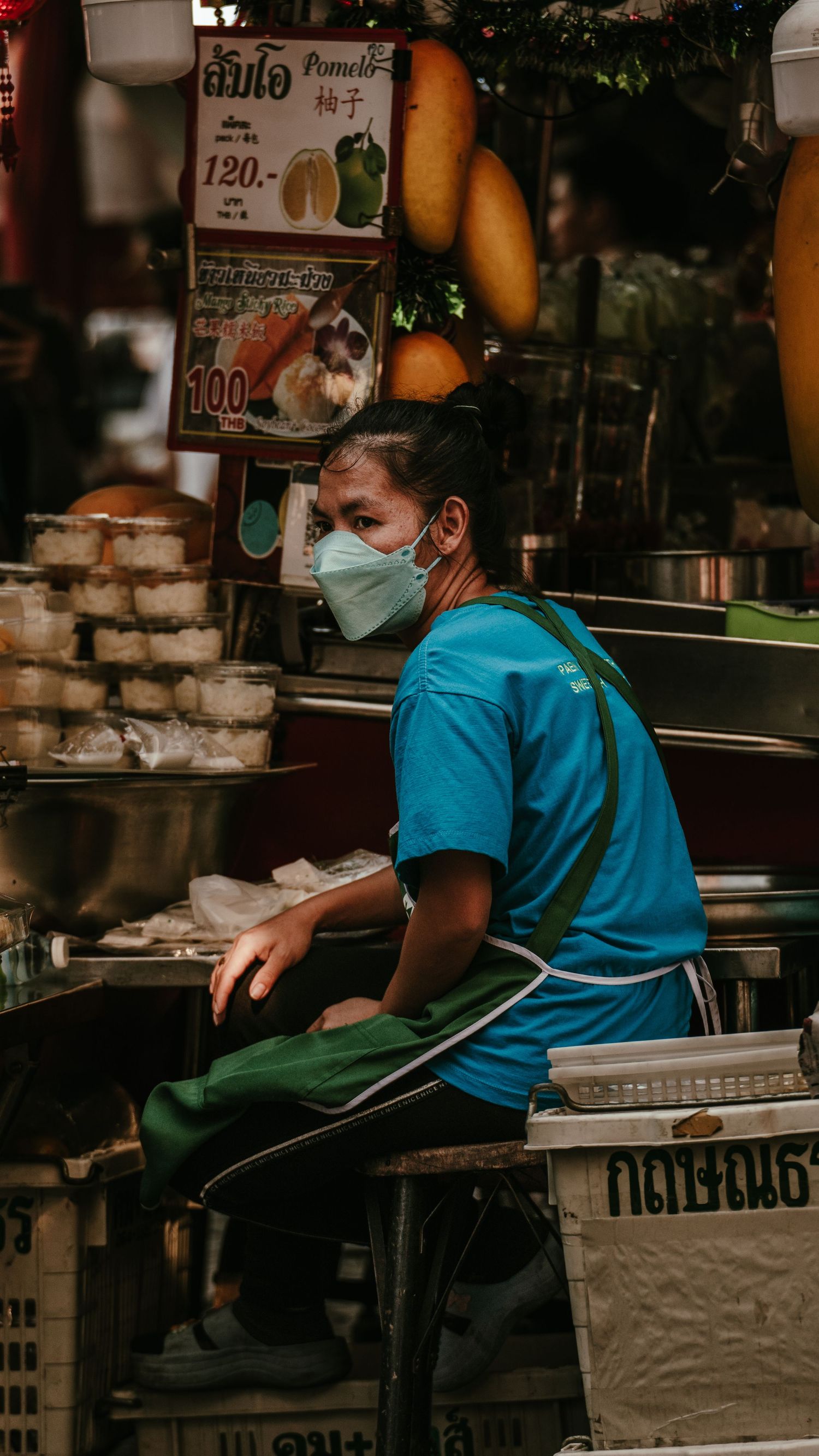 photographie d'une femme marchande à bangkok