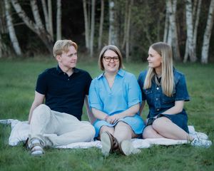 Mysig familjefotografering i naturen