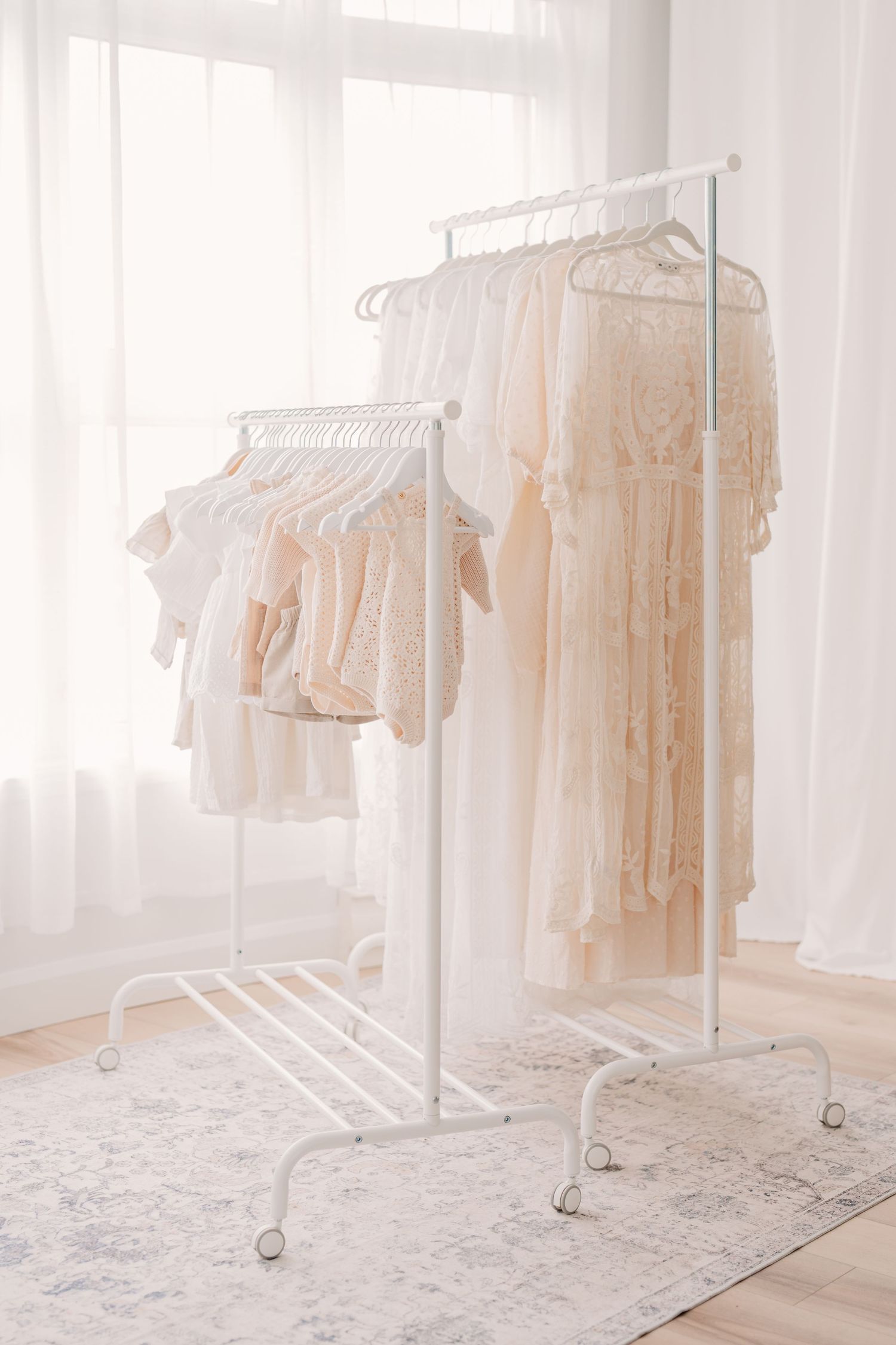 Photographe de maternité et nouveau-né à Saint-Augustin-de-Desmaures, près de Québec. Garde-robe cliente disponible pour maman et bébé