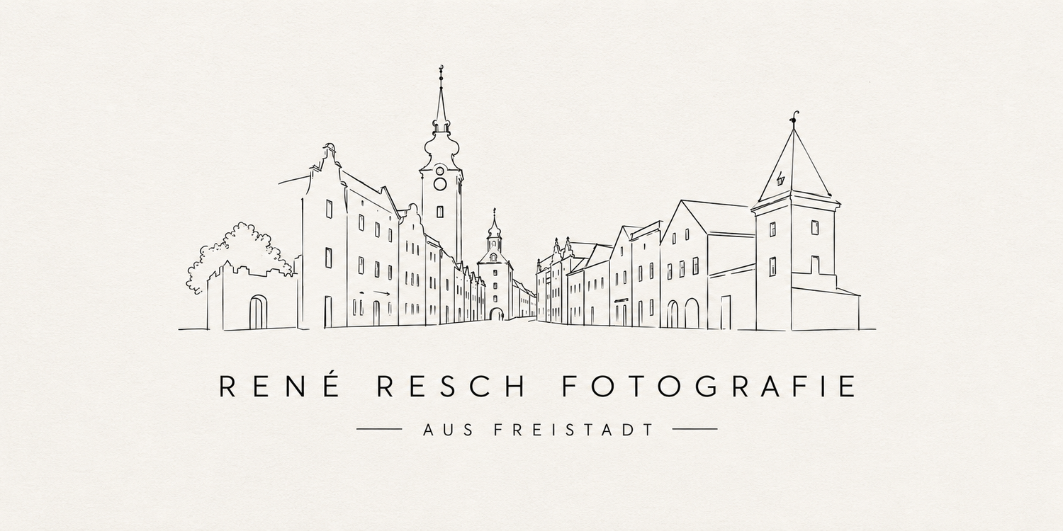 Line art logo of Freistadt skyline with church and towers for René Resch Fotografie photography studio.