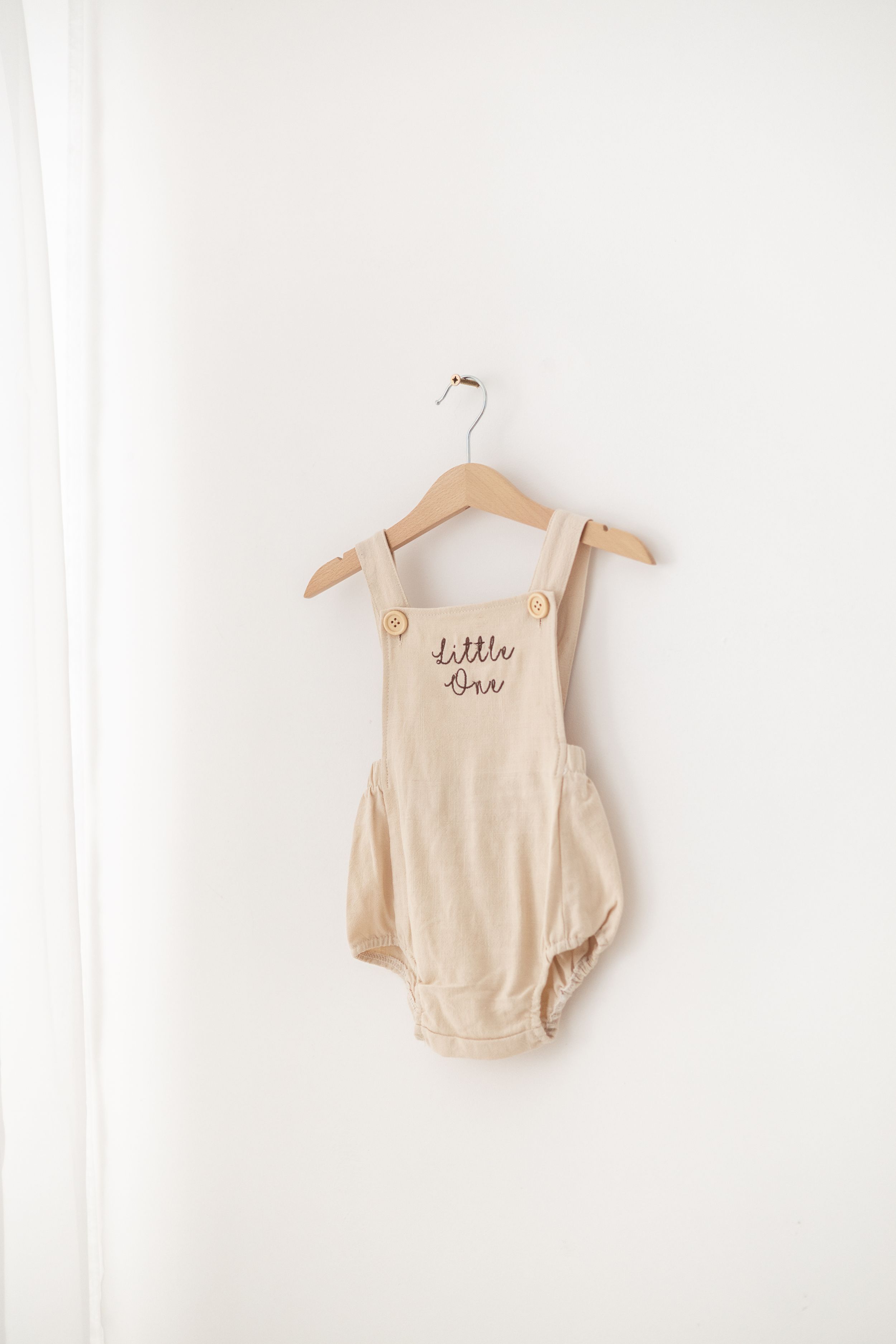 baby birthday outfit Nottingham soft tones first birthday session