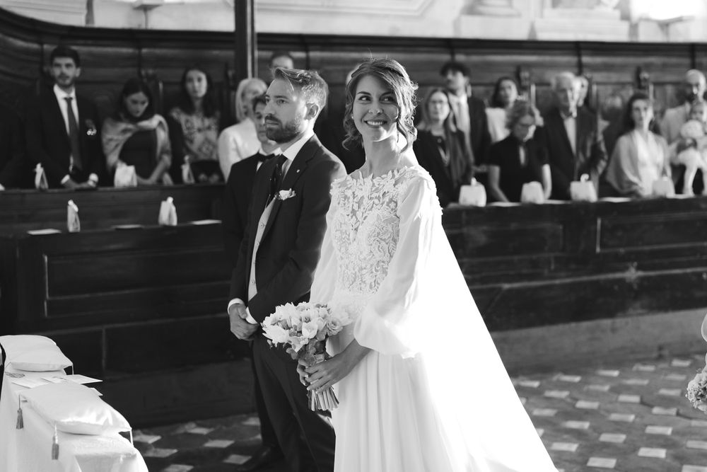 gli sposi all'altare durante la cerimonia di matrimonio nella chiesa di san pietro a imperia