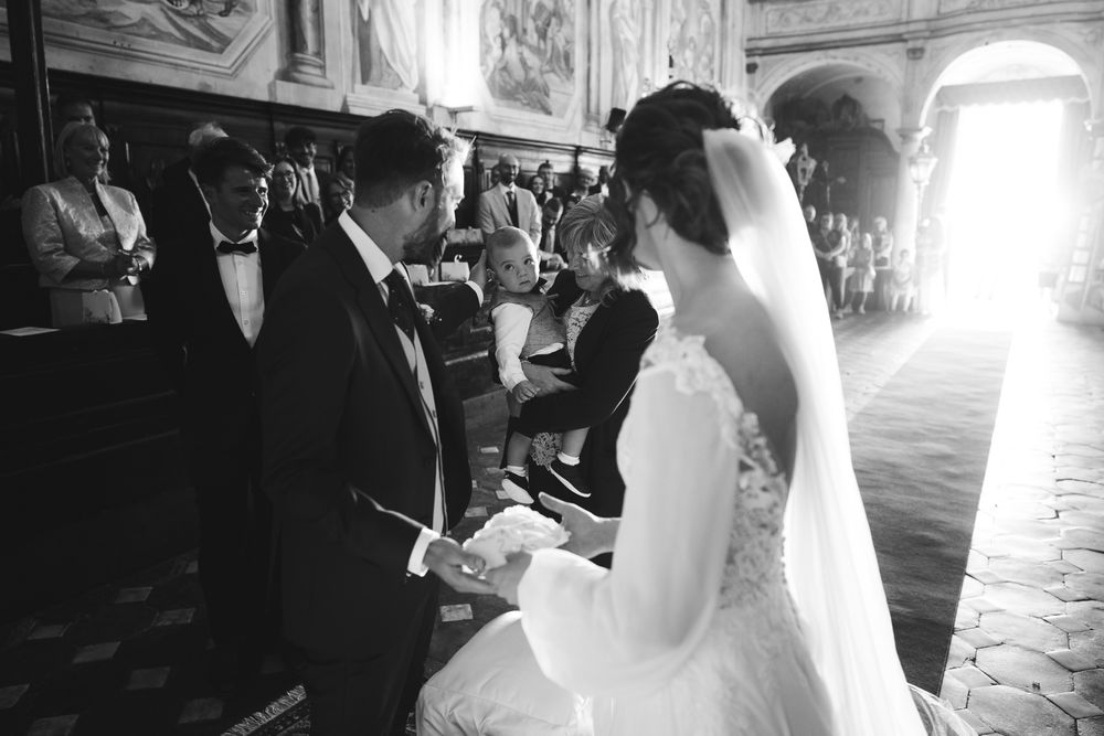 il figlio degli sposi porta le fedi ai genitori durante il matrimonio in chiesa a imperia