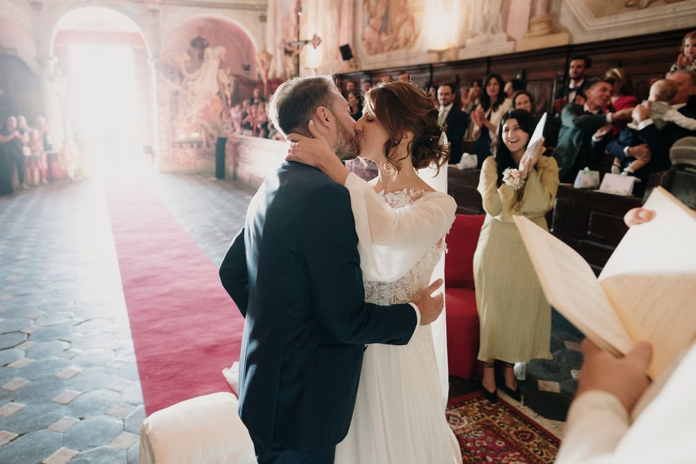 il bacio degli sposi durante il rito del matrimonio nella chiesa di san pietro a imperia