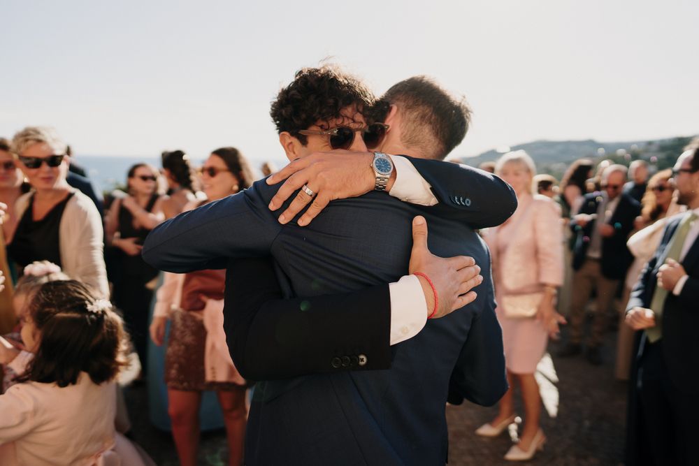 l'abbraccio dello sposo con il suo testimone subito dopo il matrimonio a imperia