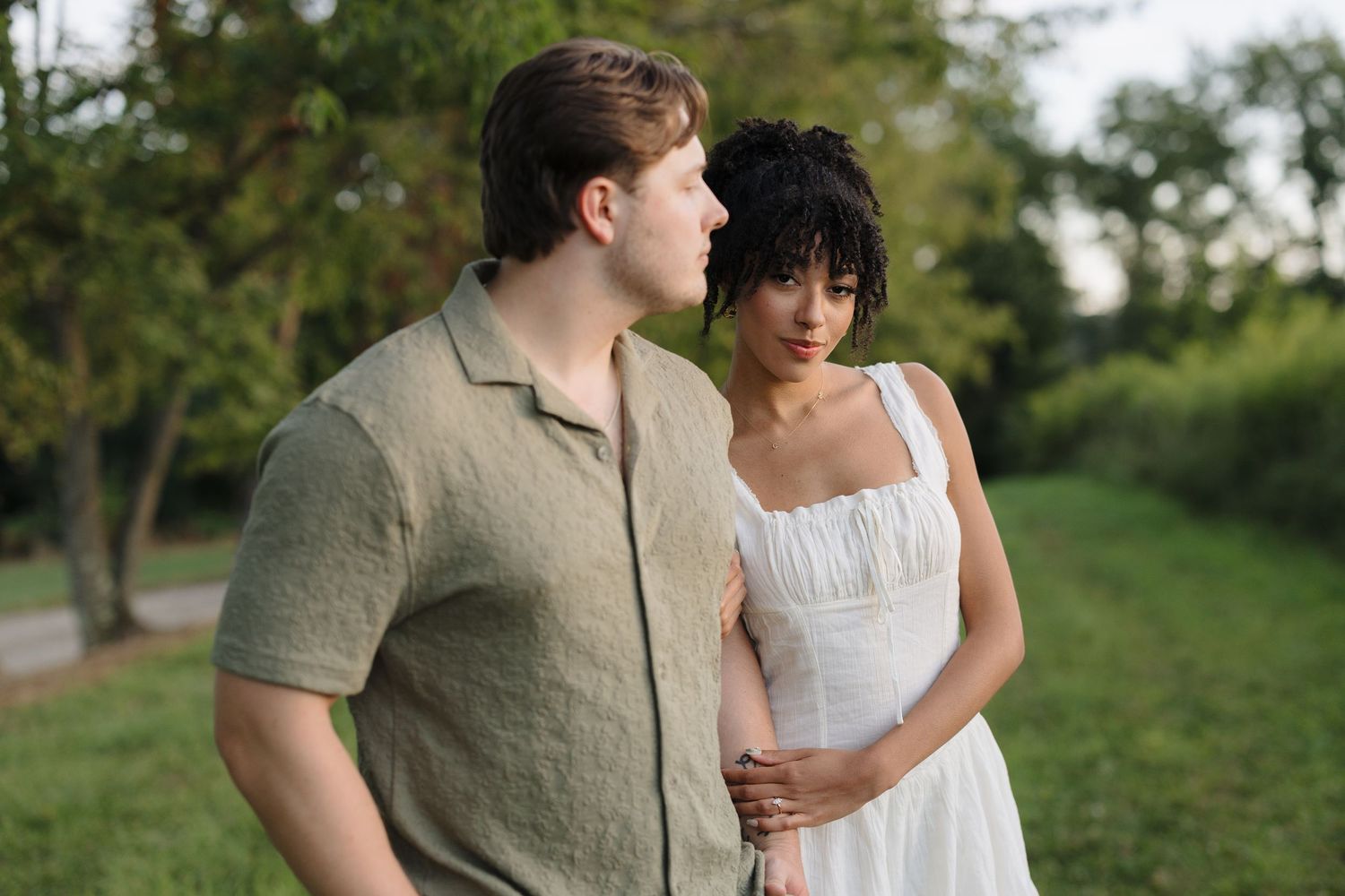 Intimate outdoor portrait session featuring casual summer attire and natural lighting.