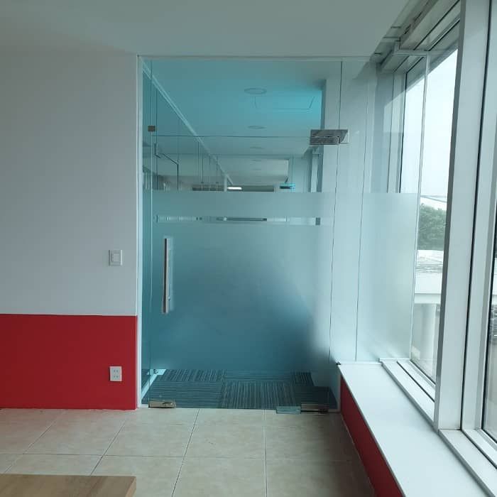 Mẫu cửa kính cường lực 1 cánh lắp đặt cho văn phòng