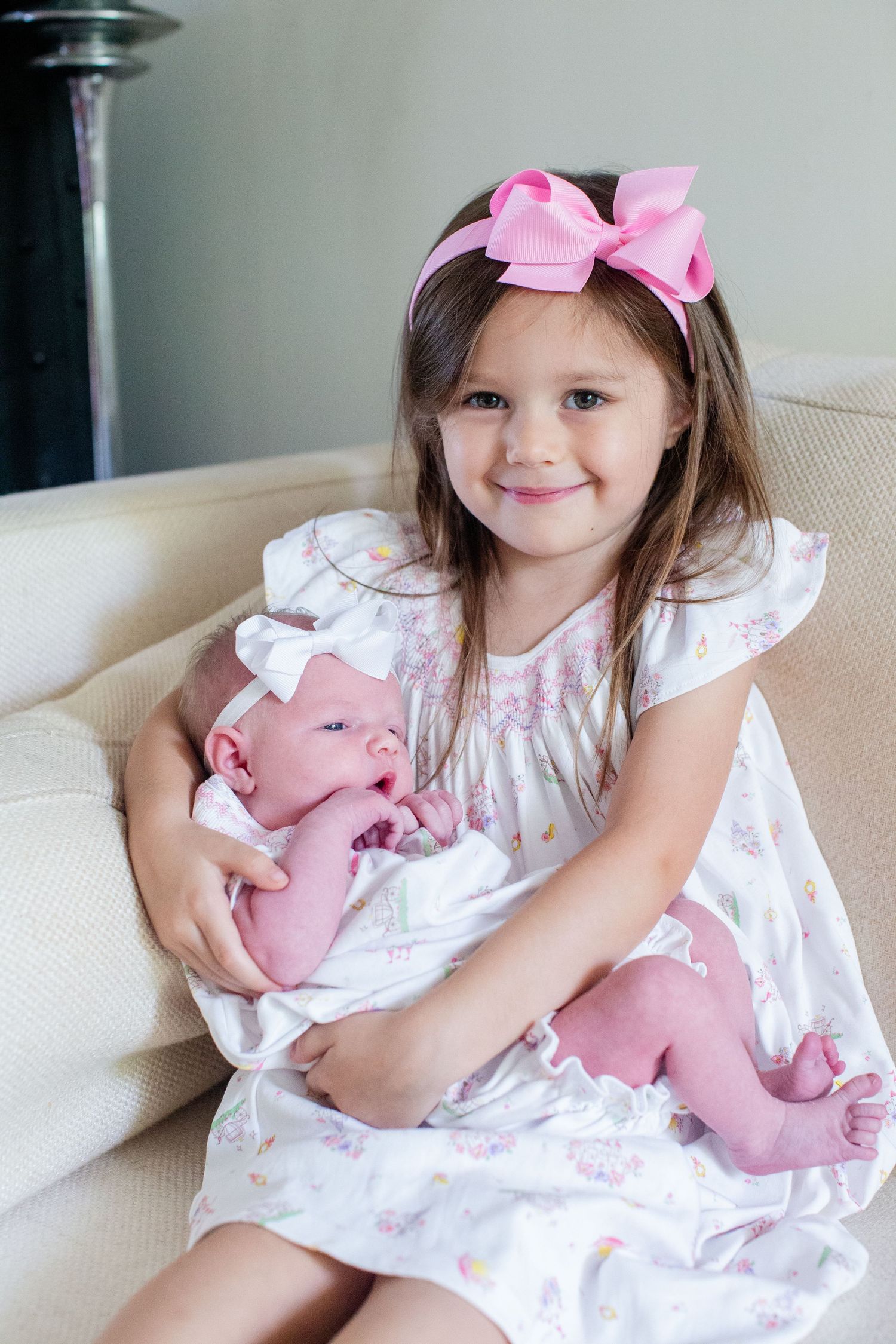Newborn portrait. Two sisters. Guaynabo, Puerto Rico.